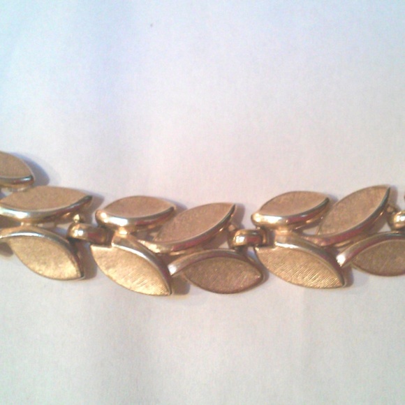 Crown Trifari Brushed Goldtone Leaf Choker Necklace - Picture 2 of 4